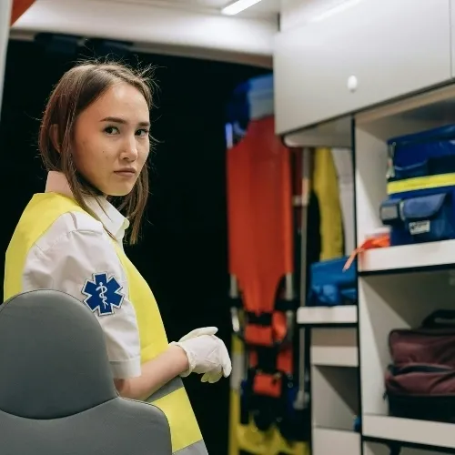  Elif Hemşire – Hasta Takip ve İlk Müdahale Uzmanı